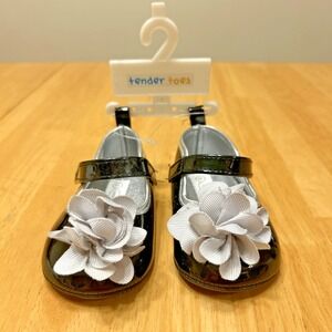 Tendertoes NEW Infant Baby Girl Crib Shoes Black‎ Faux Patent Silver Flowers 3